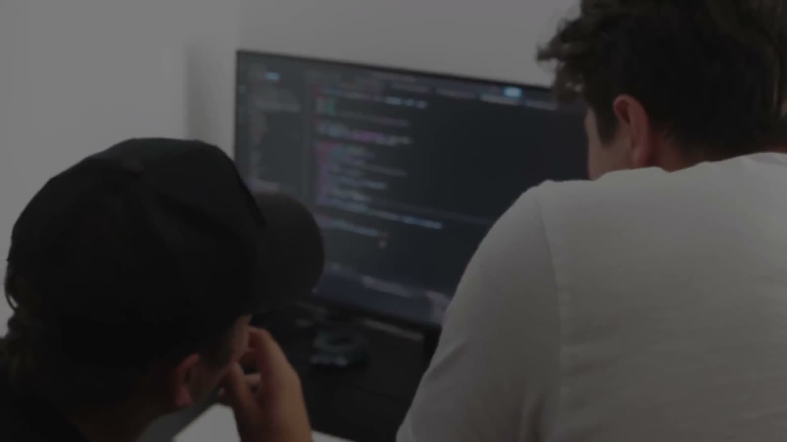 Noah und Lukas vor dem Bildschirm bei der Entwicklung